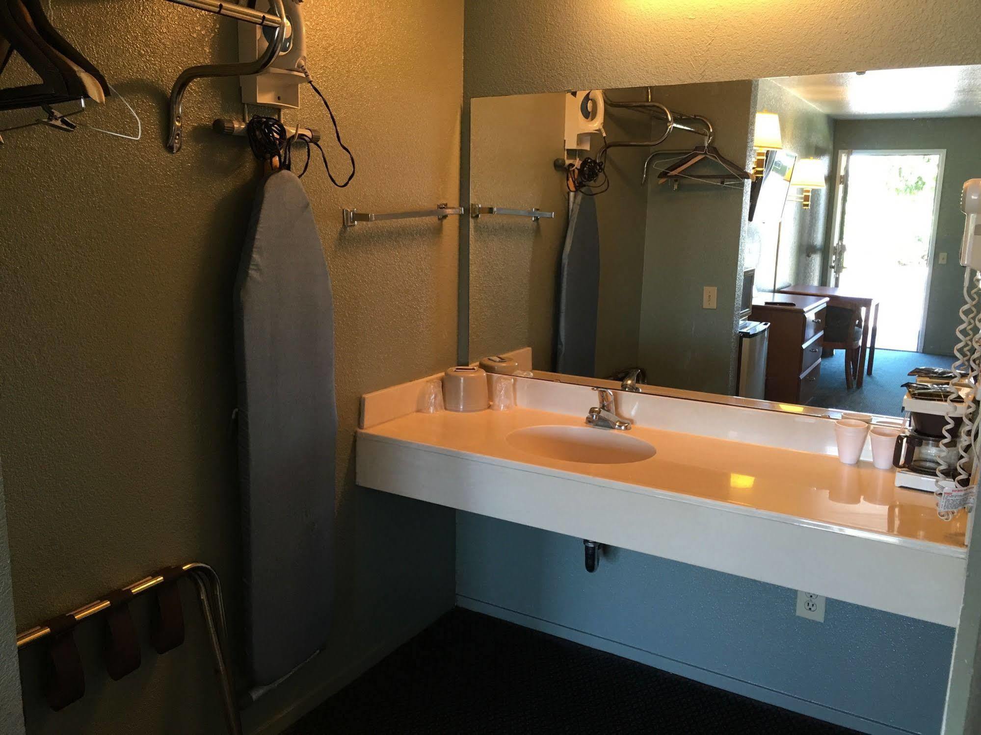 Applegate Inn Atwater ภายนอก รูปภาพ